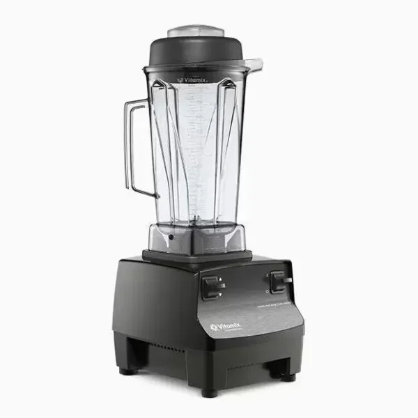 La Vitamix Drink Machine Two-Speed ofrece potencia y velocidad para preparar smoothies, frappés y cócteles con una textura perfecta. Ideal para negocios que buscan eficiencia y calidad.