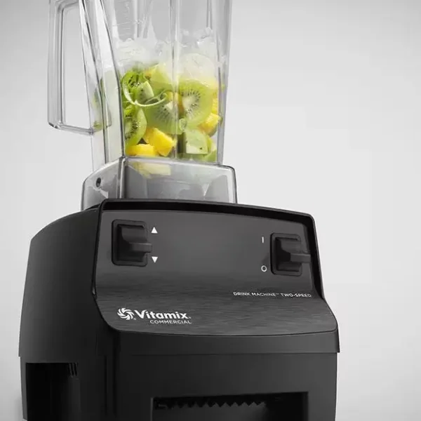 La Vitamix Drink Machine Two-Speed es la licuadora ideal para negocios que necesitan rapidez y consistencia en cada mezcla. Perfecta para smoothies, cócteles y más.