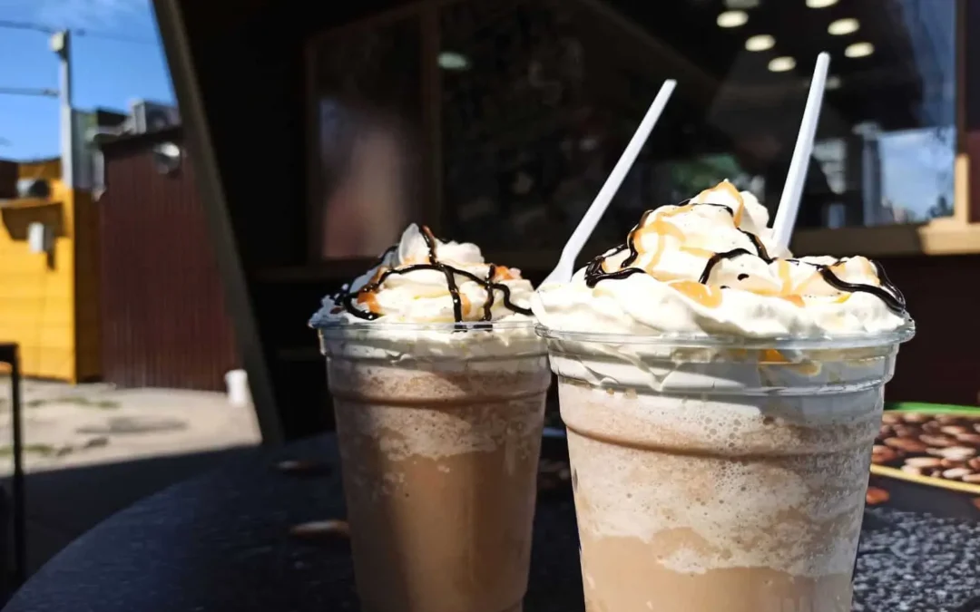 Frappé profesional recién preparado con licuadora comercial Blendtec en cafetería